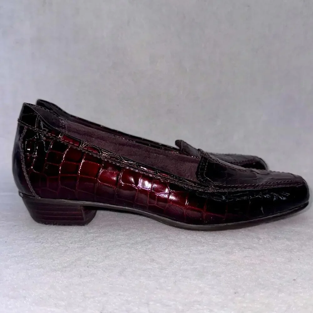 EUC Women’s Clarks Patent Leather Flats Shoes Burgundy size 5 Crocodile Embossed